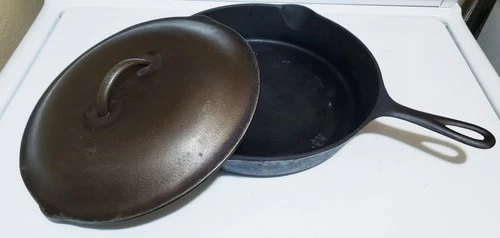 Lodge #8 Vintage 10.5" Three Notch Cast Iron Skillet with Lid