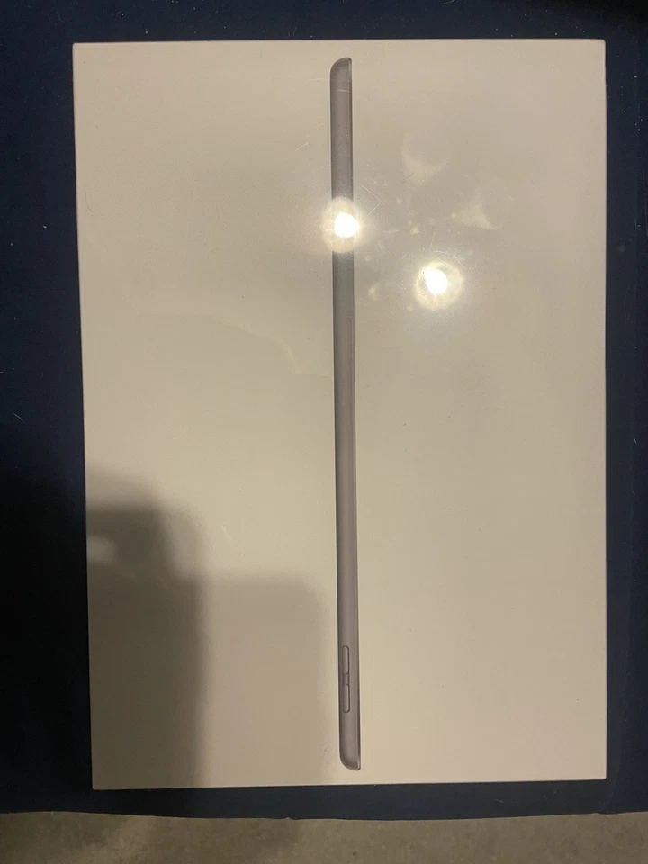 Apple iPad 9th Gen 256GB - Wi-Fi + 4G Cellular Unlocked - 10.2-Silver-EXCELLENT! - Image 2 of 2