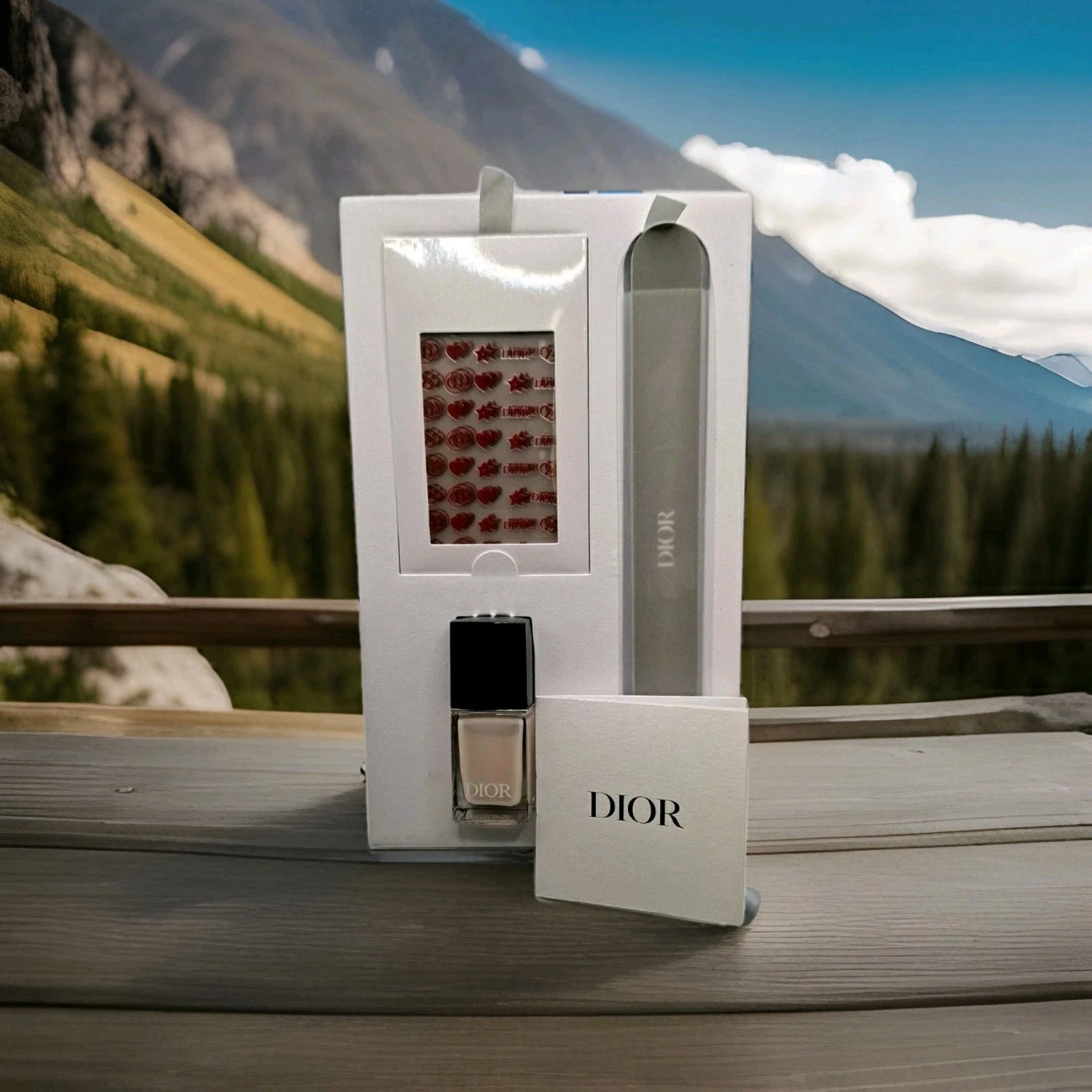 Dior Nail Polish Gift Set featuring Dior Vernis Nail Polish Shade 108 Muguet
Opens in a new window o