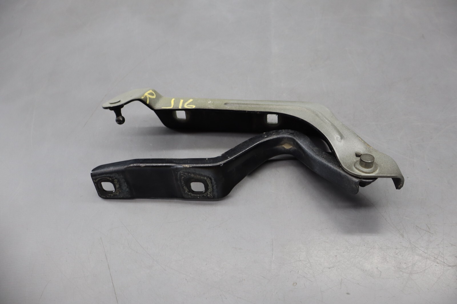 Maserati Ghibli 2014-2024 Front Right Engine lid hinge P/N 670001872