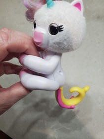 Fingerlings Interactive Baby Unicorn Reacts to Touch Sounds & Rea- 5In..103