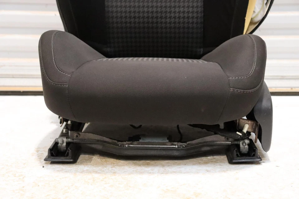 Dodge Challenger 2015-2023 asiento delantero izquierdo lado del conductor tela negro OEM Foto 2 de 4