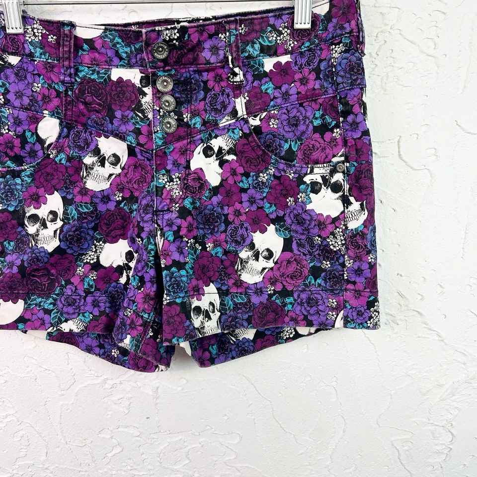 Pantalones Cortos de Denim Lovesick Hot Topic Púrpura Floral Estampado de Calavera Talla 9 Foto 3 de 4