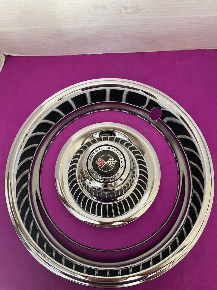 (4)CHEVROLET DERBY CENTER CAPS W LOGO(4)BEAUTY RINGS FOR THE 15x8 RALLY