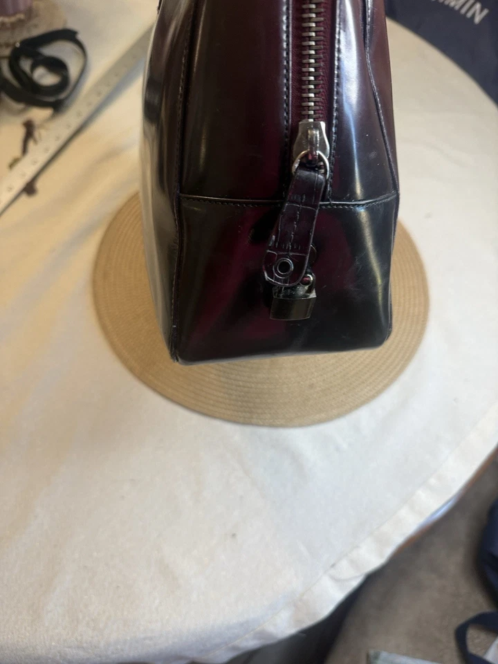 Bolso de hombro PRADA mediano de cuero negro/borgoña. Foto 2 de 4