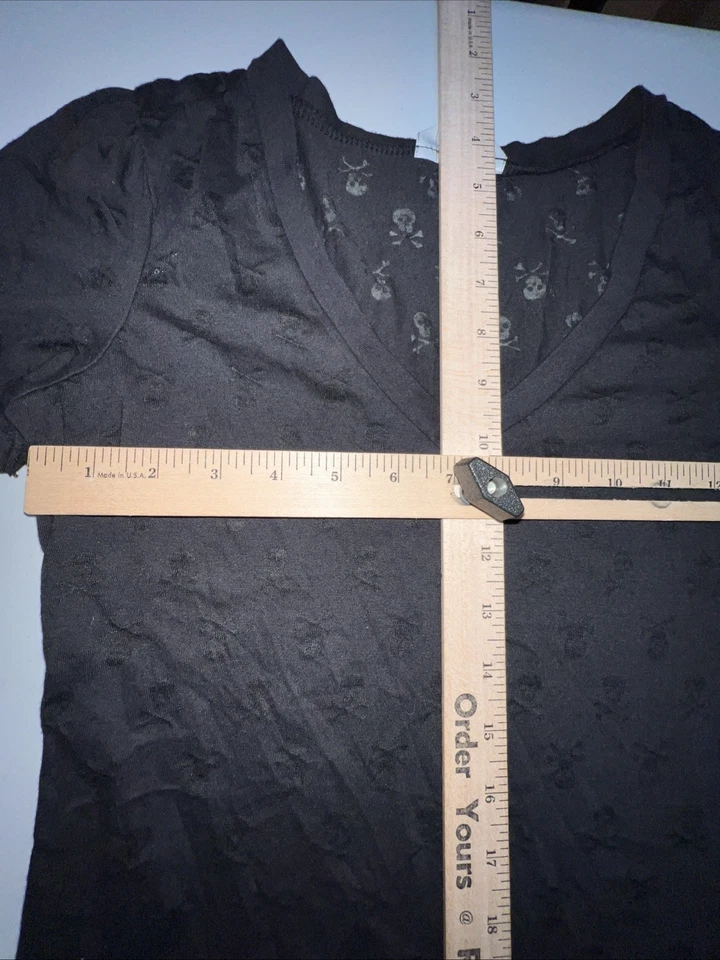 Energie Top Juniors Mujer XL Camisa Blusa Negra Cuello en V Calaveras Manga Corta Foto 4 de 4
