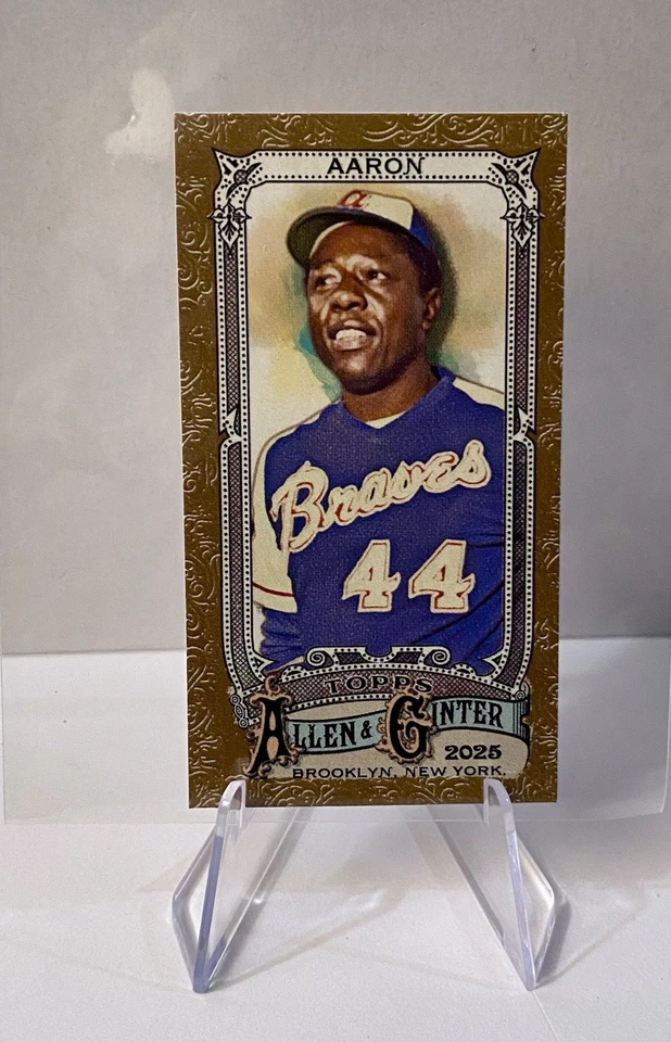 Mini Gold Border 2025 Topps Allen & Ginter Hank Aaron SSP Atlanta Braves Salón de la fama Foto 3 de 3