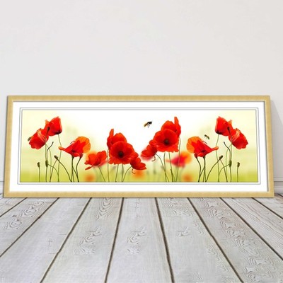 Wildmohn und Bienen. Panorama gerahmter Bilddruck. Rahmen zur Auswahl