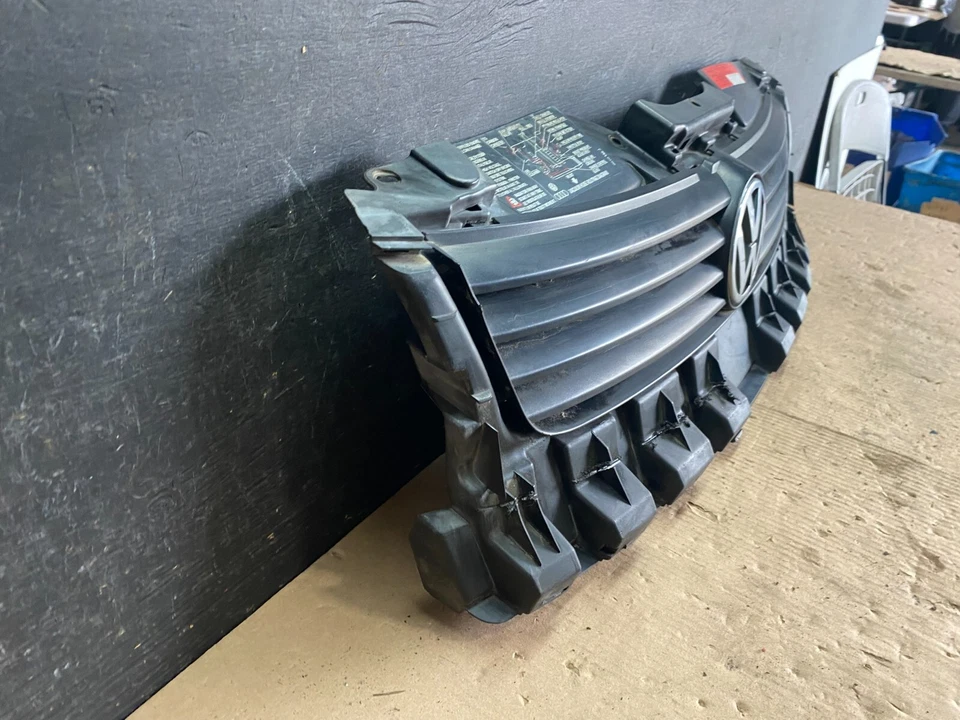 1996 to 2000 Volkswagen Passat Front Grill Grille N5563 PS - Image 3 of 4