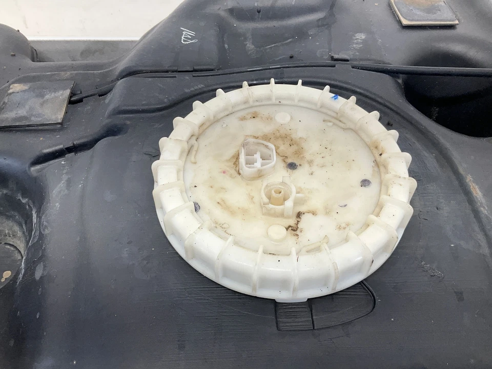 04-10 Toyota Sienna Fuel Tank OEM CM - Image 4 of 4