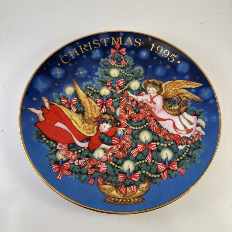 Avon Collectable Plate “Trimming The Tree” 1995 by Peggy Toole