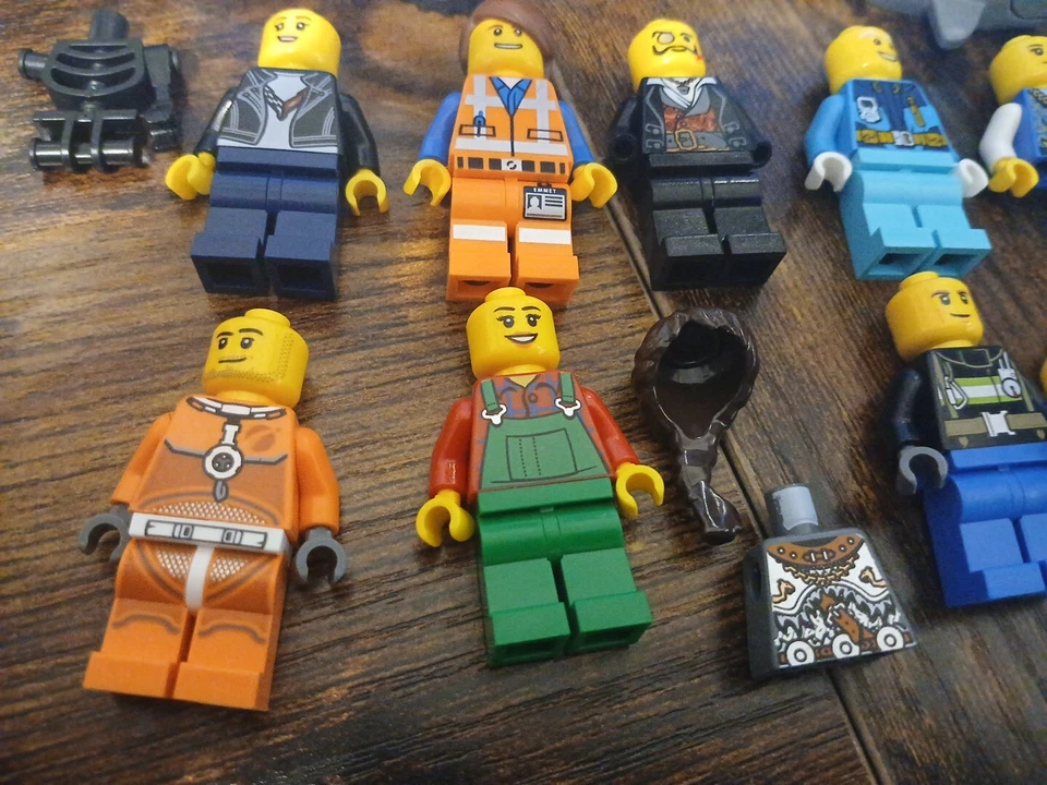 LEGO CITY MINIFIGURE & ACCESSORY LOT  INDIVIDUAL FIGS  - Image 4 of 4
