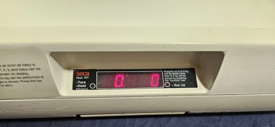 Báscula electrónica para bebé Seca 727 Ibs/Kg - Adaptador de corriente. Foto 2 de 4