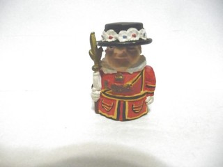 THIMBLE PEWTER MCMILLAN & WIFE HANDPAINTED BY LT A BEEFEATER & HAT FLIPS UP