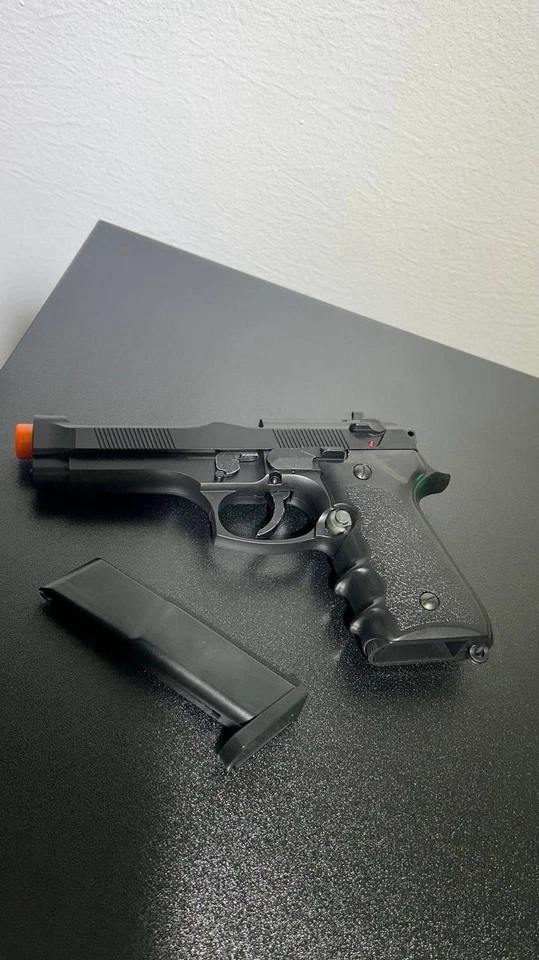 Spring Power Airsoft Pistol - Image 4 of 4