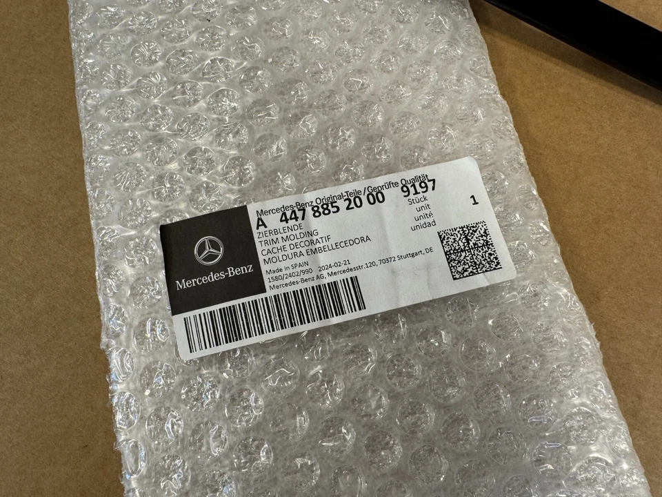 Mercedes Benz VITO W447 GENUINE AMG BLACK FRONT RIGHT GRILLE BOTTOM MOLDING TRIM - Image 3 of 4