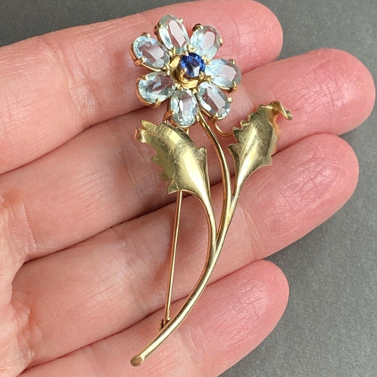14k Yellow Gold Blue Sapphire Topaz Flower Brooch 1950s Mid