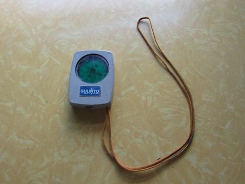 BUSSOLA SUUNTO vintage con vetro a vista made in Finland BUONE condizioni con CORDINO - Foto 10 di 10