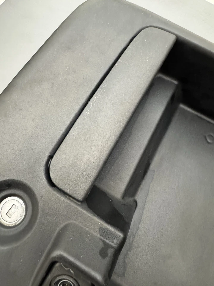 Panel de acabado con soporte de matrícula de puerta trasera Express Van 13-24 con cámara de respaldo Foto 3 de 4