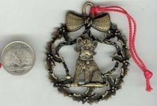 VINTAGE ANTIQUE BRASS DOG CHRISTMAS WREATH BOW 69mm. PENDANT ORNAMENT   S496