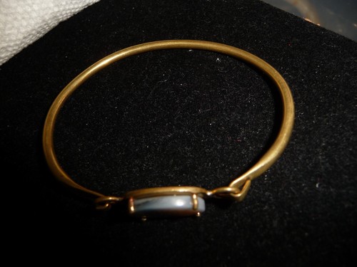 GOLD TONE HINGED BANGLE W NATURAL CENTER STONE BRACELET #26/14 - Picture 2 of 6