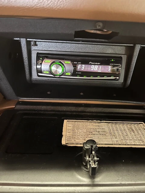 Revestimiento de guantera Pontiac LeMans GTO 1970-1972 con instalación de reproductor AM/FM/CD Pioneer Foto 3 de 4