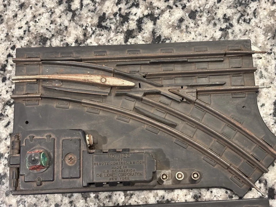 120 MIXED LOT O & 027 GAUGE TRAIN TRACK 3 RAIL TUBULAR STRAIGHT CURVED & SPECIAL - Image 3 of 4