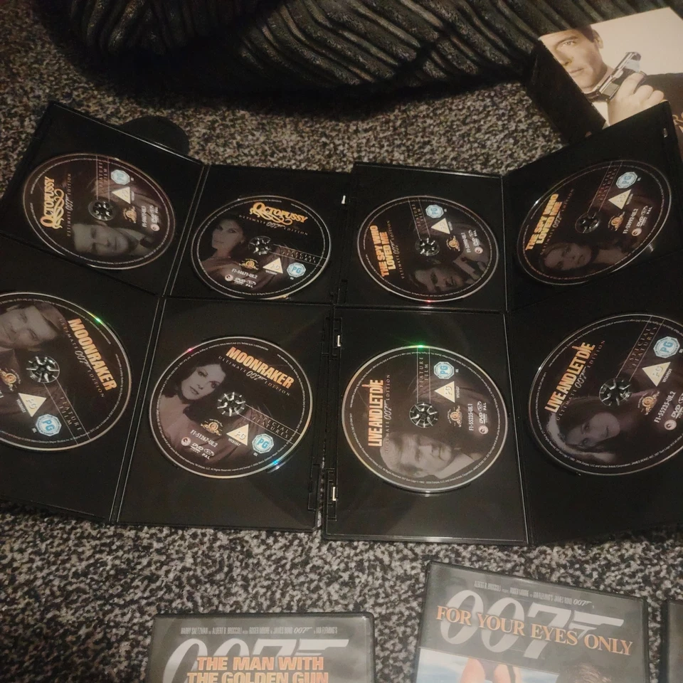 James Bond Ultimate Roger Moore  - Image 2 of 4