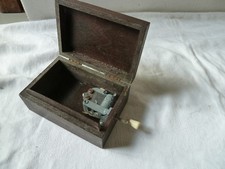 KLEINE ALTE SPIELUHR SPIEL UHR IN DER HOLZSCHATULLE SPIELDOSE