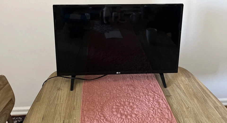 28" LG Flatscreen LED TV 28Lj400b (with remote) - Image 4 of 4
