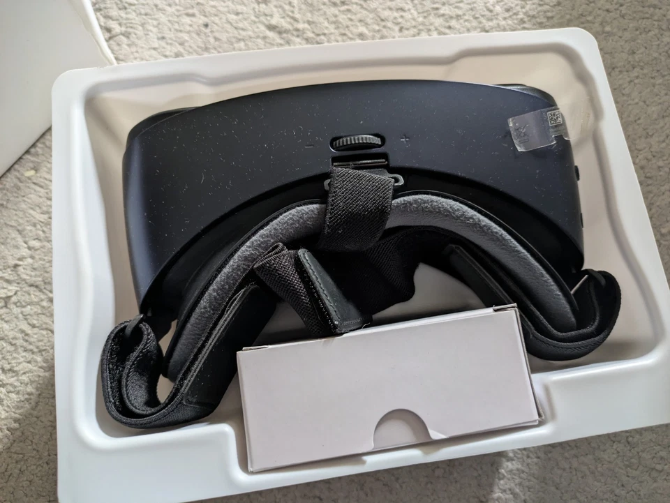 Samsung Gear VR Headset With Controller for S6 S7 S8 S8+ and Note SM-R325NZVABTU - Image 3 of 4