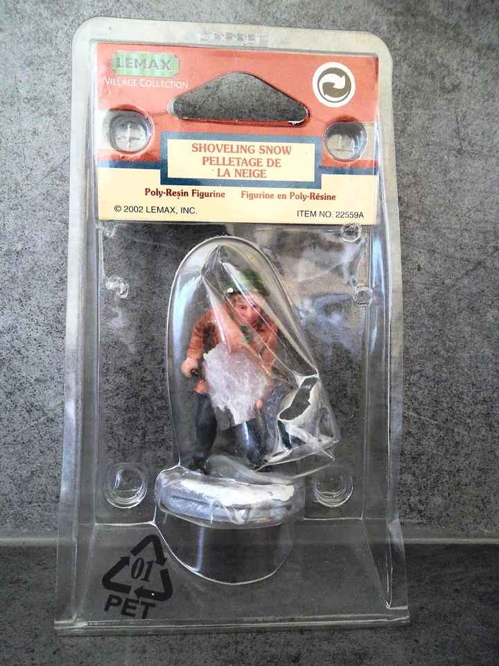 LEMAX FIGURINE SOUS BLISTER : SHOVELING SNOW / PELLETAGE DE LA NEIGE - Photo 1/1