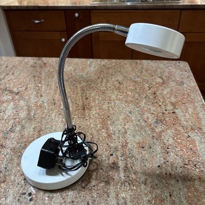 Globe Electric Company LED Desk Lamp, White.  Works!