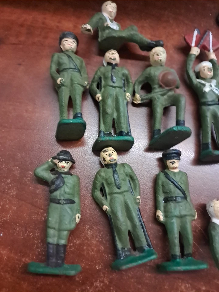 SOLDADOS DE BRINQUEDO VINTAGE DE FERRO FUNDIDO WWI, PINTADOS À MÃO, APROXIMADAMENTE 2-3/4" DE ALTURA, CONJUNTO DE 19 - Imagem 2 de 4