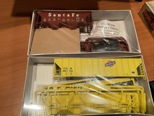 Walthers HO Chicago North Western  Santa Fe 6406 5703 Covered Hopper Kits