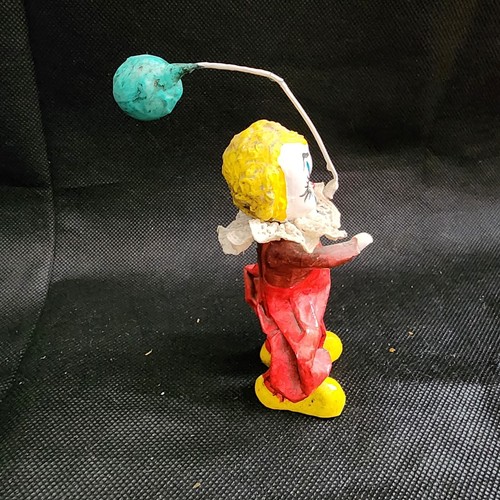 Payaso bebé vintage de papel maché sosteniendo un globo verde pintado a mano - Imagen 6 de 7
