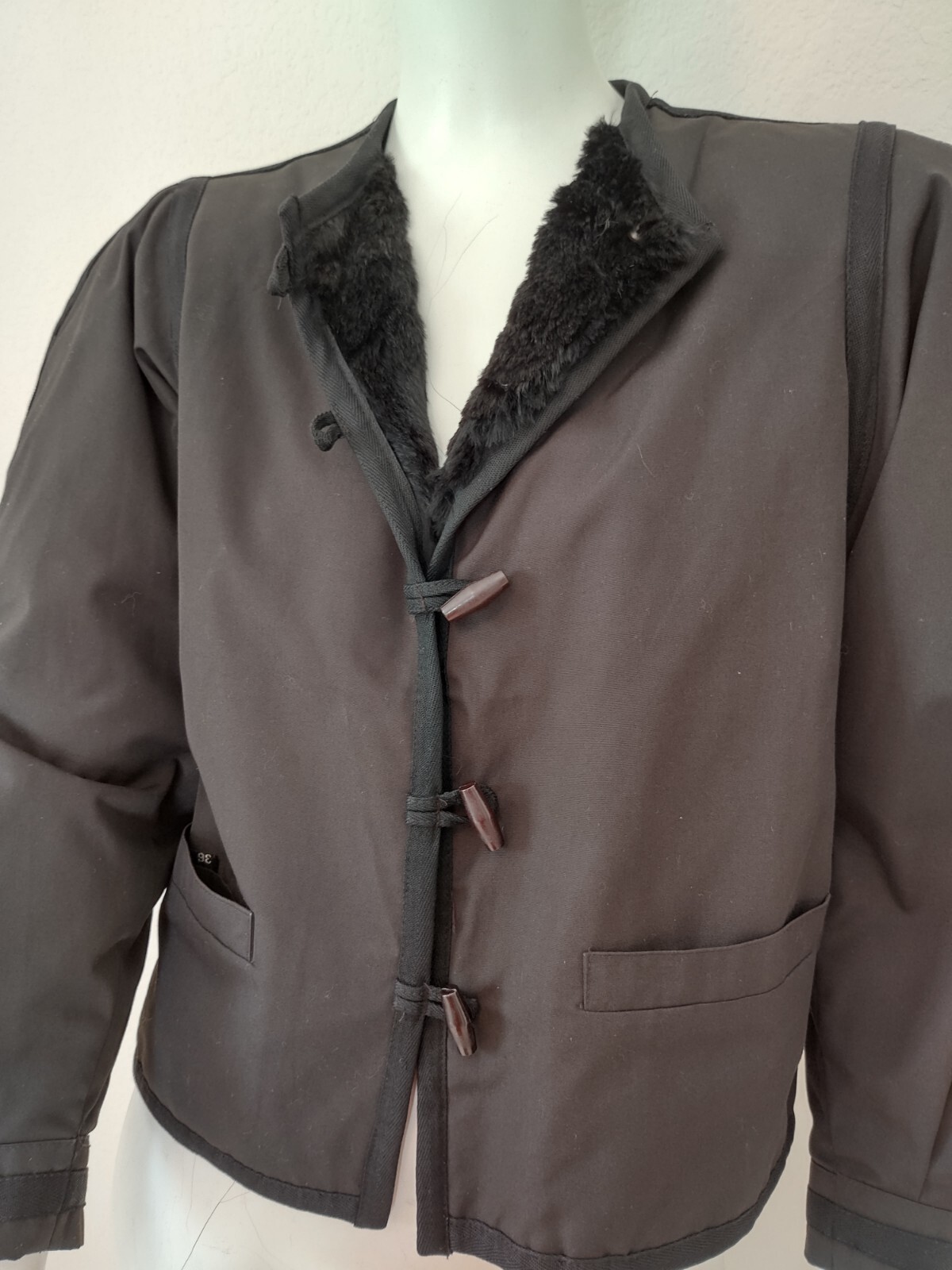 Giacca vintage Yves Saint Laurent Fourrures foderata in pelliccia tela nera toggles FR 36