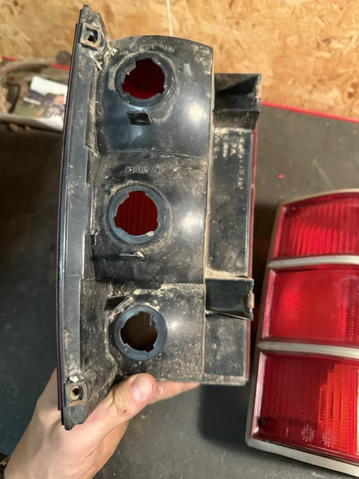 Conjunto de lanternas traseiras traseiras 86-92 Jeep Comanche MJ motorista e passageiro fabricante de equipamento original #3 - Imagem 2 de 3