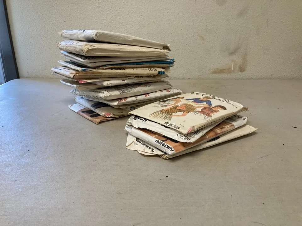 Lot of Simplicity 8323 Men’s Robe & Sleepwear Pattern Sz Small Envelope Worn - Image 3 of 4