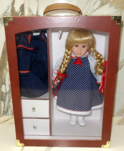 Muñeca con su propio armario/baúl y vestido extra, barril galletas FRom - Imagen 1 de 12