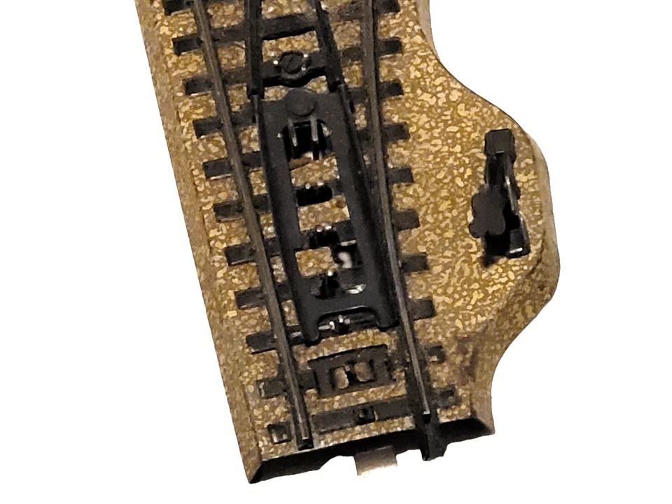 VINTAGE MARKLIN REMOTE RIGHT TURNOUT SWITCH TRACK - HO Scale FOR REPAIR or PARTS - Image 3 of 4