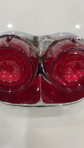 Conjunto de luces traseras Pontiac 1958 lado derecho. - Vídeo 1 de 1