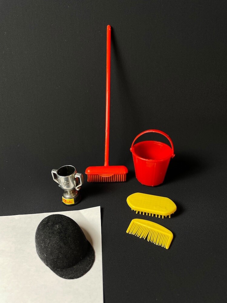 Pedigree Sindy cavallo pony stalla accessori secchio trofeo cappello pettine adatto bambola 12"