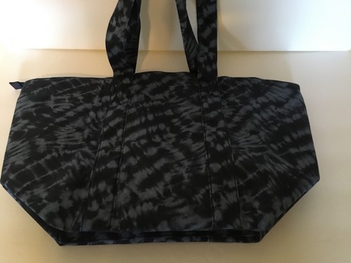 VICTORIA'S SECRET  Weekender Tote Tie Dye Zipper Bag - New with tag! - Picture 12 of 16