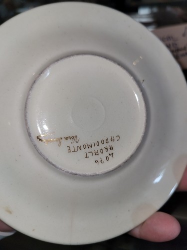 Taza y platillo con patas escenas bacanales pintadas a mano relieve capodimonte década de 1950 - Imagen 5 de 6