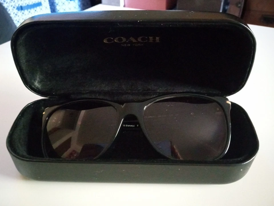 Gafas de sol Coach Blakely, negras con herrajes dorados. Foto 2 de 3