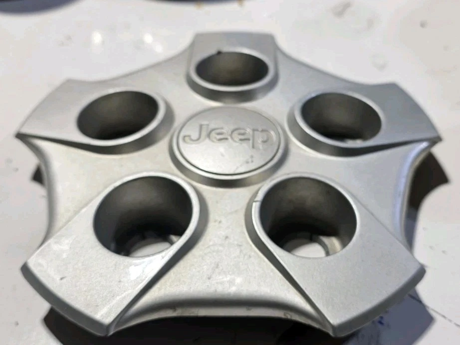 2007-2016 JEEP PATRIOT, COMPASS OEM TAMPA CENTRAL PRATA 0YX93TRMAB - Imagem 3 de 4