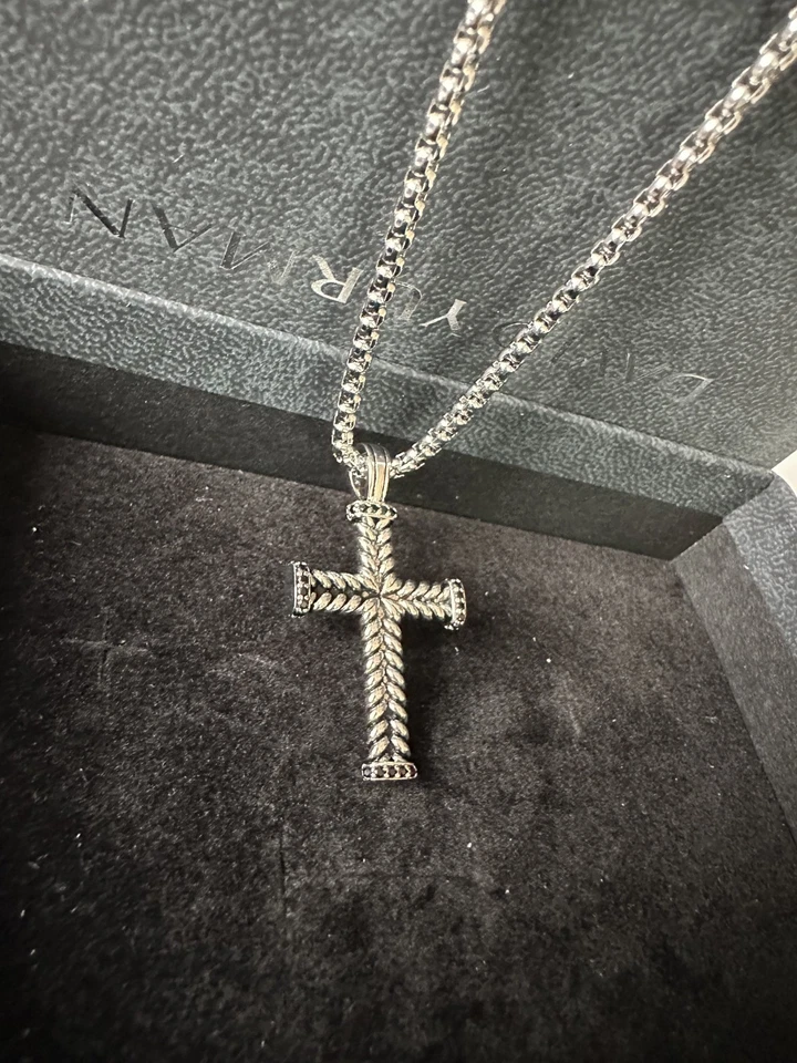 Colgante Cruz Chevron David Yurman Plata de Ley/Diamantes Negros Longitud 20" Foto 2 de 4