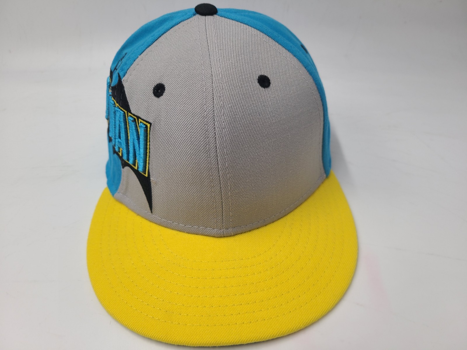 Batman DC Comics New Era 59Fifty Fitted 7 5/8 Hat Cap Logo Men Gray Yellow Blue