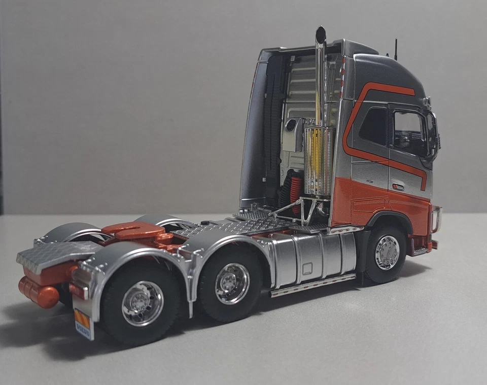 1:50 Tekno - TEK83199 - Volvo FH16 Prime Mover - Serie DownUnder - Rojo/Plateado Foto 4 de 4
